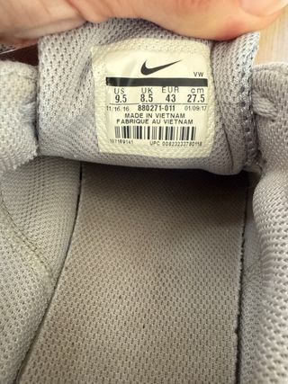 Zapatillas Nike grises y blancas