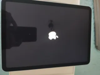 iPad Air 4 (256GB) WiFi A2316 con funda y teclado.