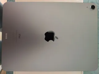 iPad Air 4 (256GB) WiFi A2316 con funda y teclado.