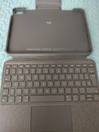 iPad Air 4 (256GB) WiFi A2316 con funda y teclado.