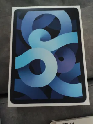 iPad Air 4 (256GB) WiFi A2316 con funda y teclado.