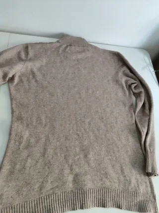 Jersey de punto beige cuello alto