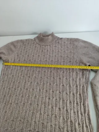 Jersey de punto beige cuello alto