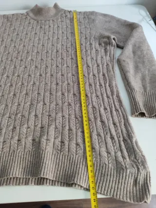 Jersey de punto beige cuello alto