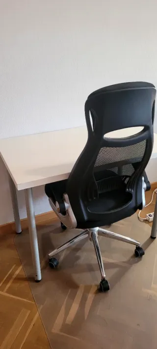 Mesa de escritorio blanca y patas grises