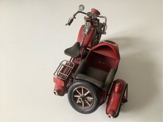 Moto de hojalata con sidecar roja