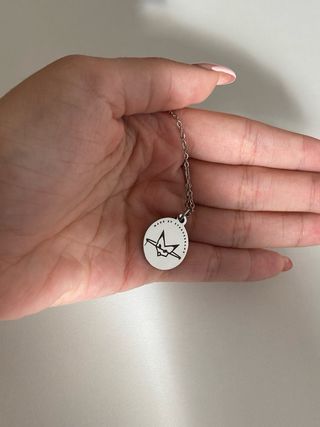 Collar plateado rauw alejandro