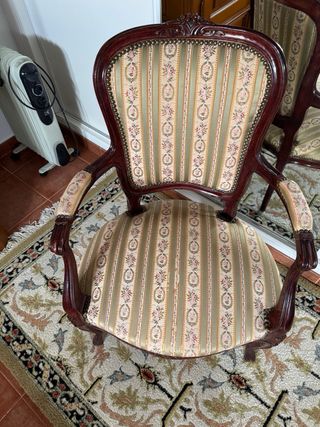 Sillón de madera con brazos tapizado