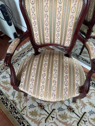 Sillón de madera con brazos tapizado