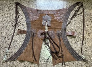 Zahones de cuero repujado