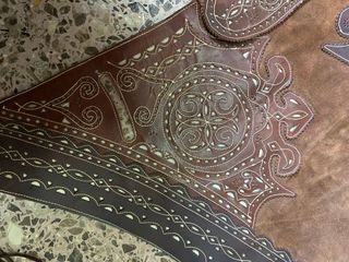 Zahones de cuero repujado