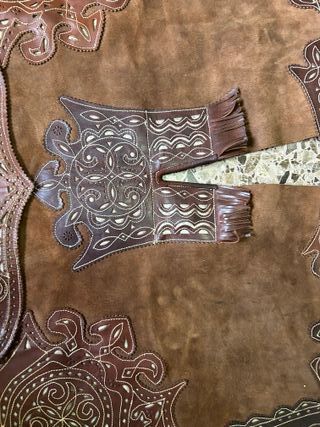 Zahones de cuero repujado