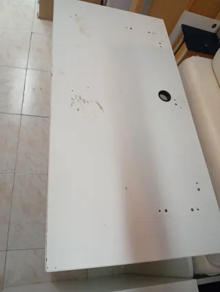 Escritorio blanco con cajón y estantes