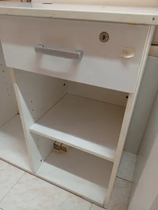 Escritorio blanco con cajón y estantes