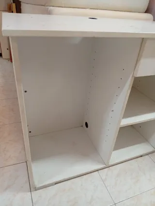 Escritorio blanco con cajón y estantes