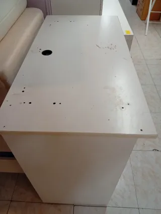 Escritorio blanco con cajón y estantes