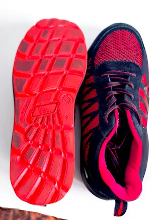 Botas de trabajo negras y rojas