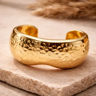 Pulsera dorada rígida martillada mujer