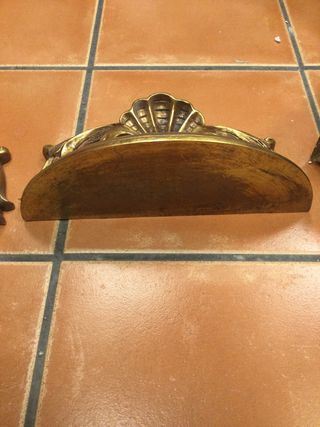 Pareja de ménsulas doradas decorativas