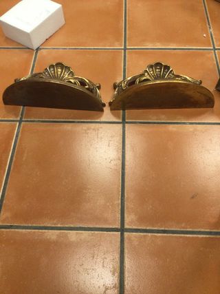 Pareja de ménsulas doradas decorativas