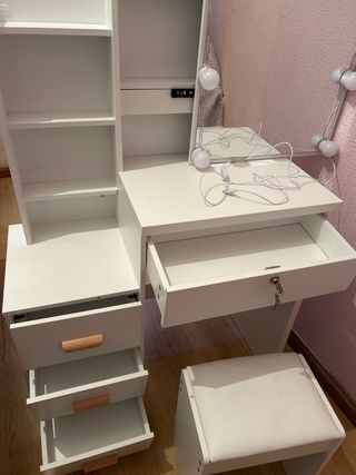 Tocador blanco con espejo y luces