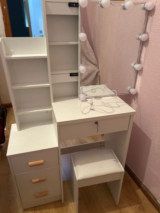 Tocador blanco con espejo y luces