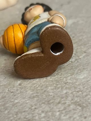 Statuetta giocatore basket con palla