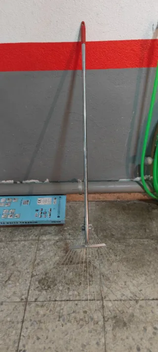 Herramienta para césped.