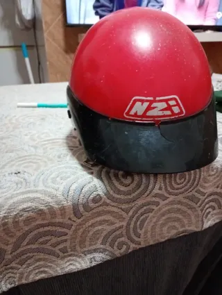Casco infantil rojo y negro