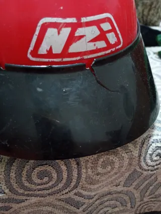 Casco infantil rojo y negro