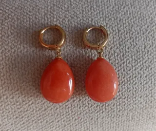 Pendientes dorados con piedra naranja