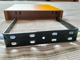 Estanterías flotantes amarillas