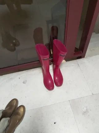 Botas de agua rojas