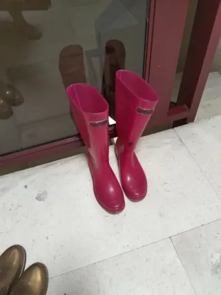 Botas de agua rojas