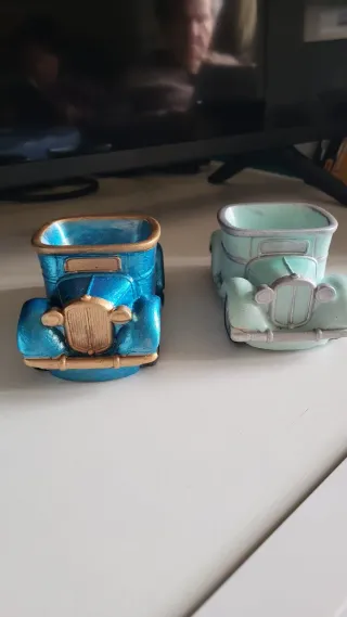 Macetas artesanales con forma de coche.