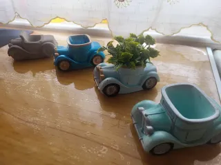 Macetas artesanales con forma de coche.
