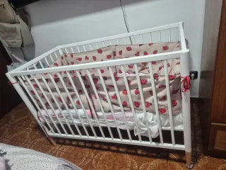 Cuna bebé casi nueva + colchón y protectores