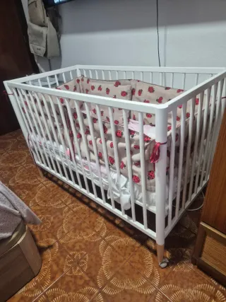 Cuna bebé casi nueva + colchón y protectores
