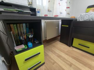Habitación infantil con escritorio y estantería.
