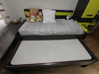 Habitación infantil con escritorio y estantería.