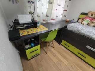Habitación infantil con escritorio y estantería.