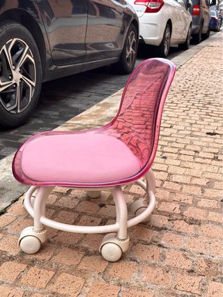 Taburete rosa transparente con ruedas
