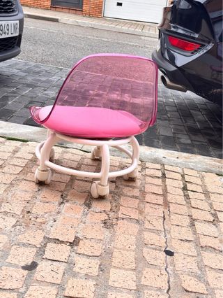 Taburete rosa transparente con ruedas