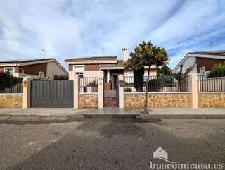 Chalet en venta en Linares