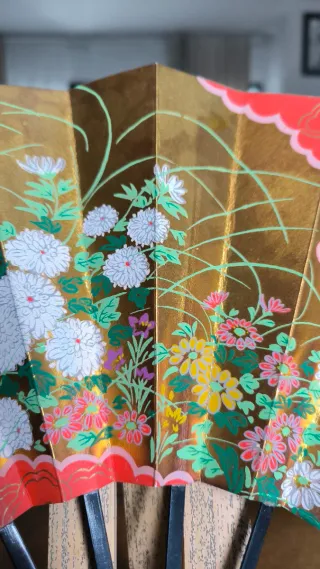 Abanico con motivos florales y soporte