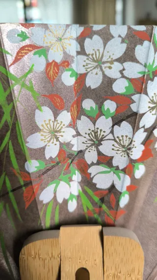 Abanico con motivos florales y soporte