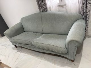 Sofá de tela gris y verde