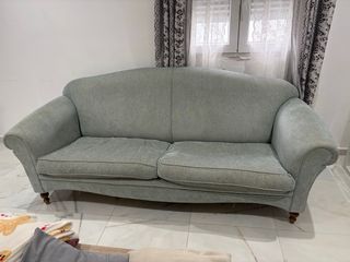 Sofá de tela gris y verde