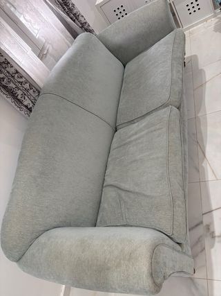 Sofá de tela gris y verde