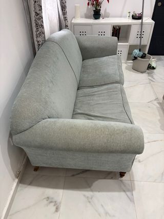 Sofá de tela gris y verde